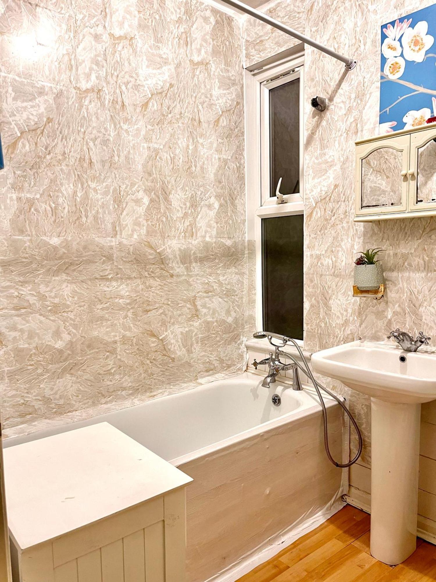 Comfy Double Bedroom With A Private Toilet Gazde/Camere de închiriat Londra