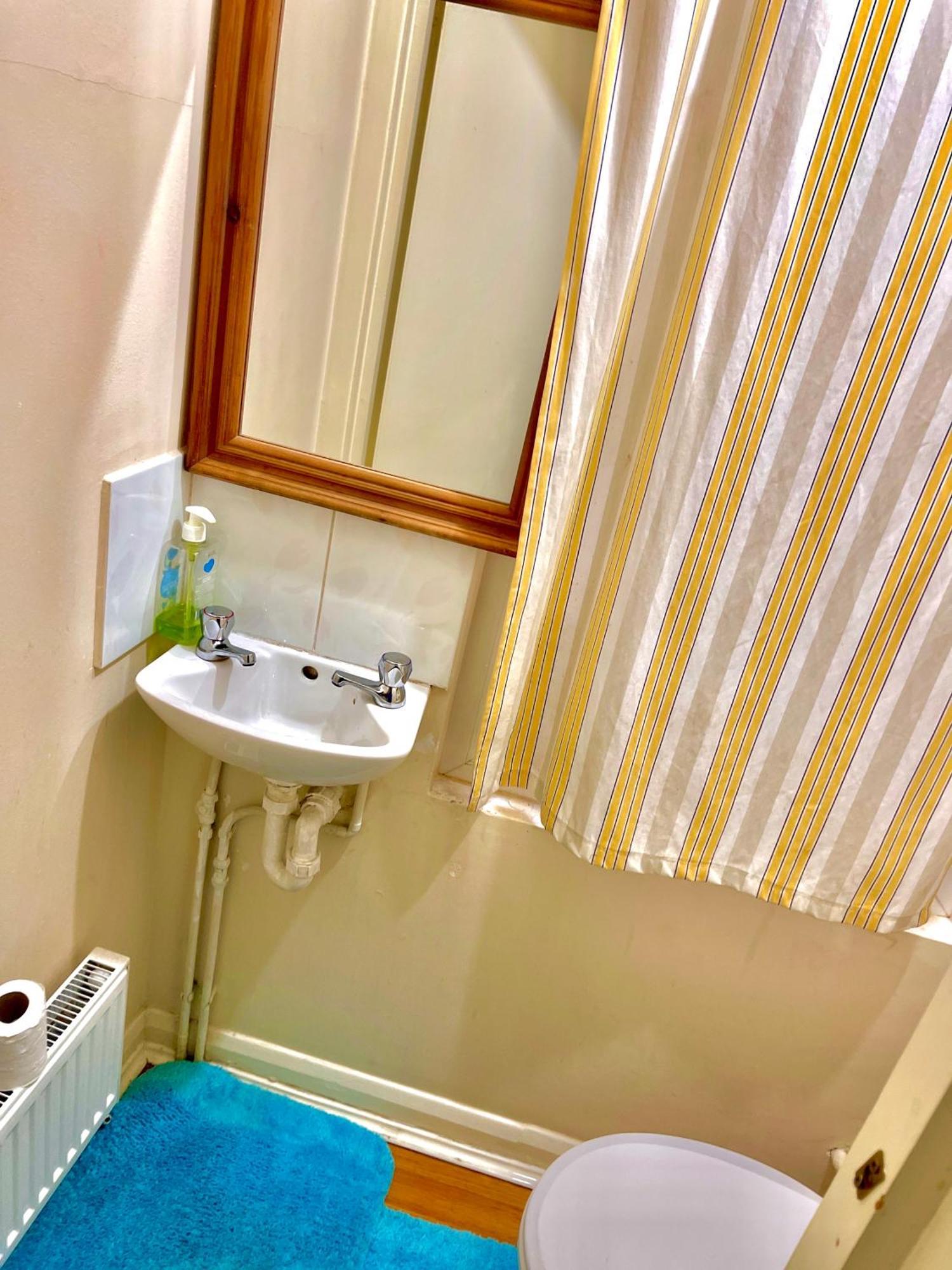 Gazde/Camere de închiriat Comfy Double Bedroom With A Private Toilet *
