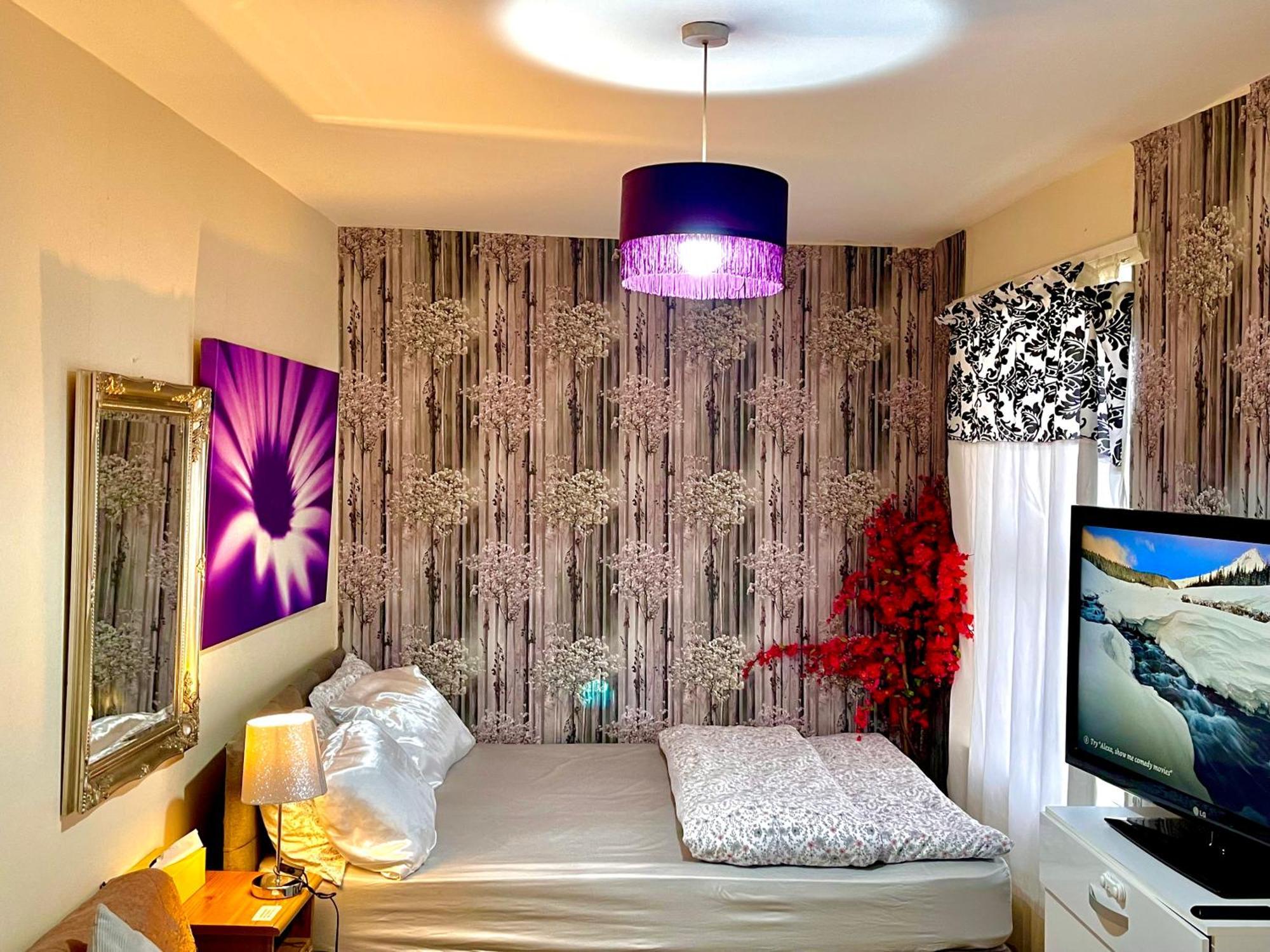 Gazde/Camere de închiriat Comfy Double Bedroom With A Private Toilet *