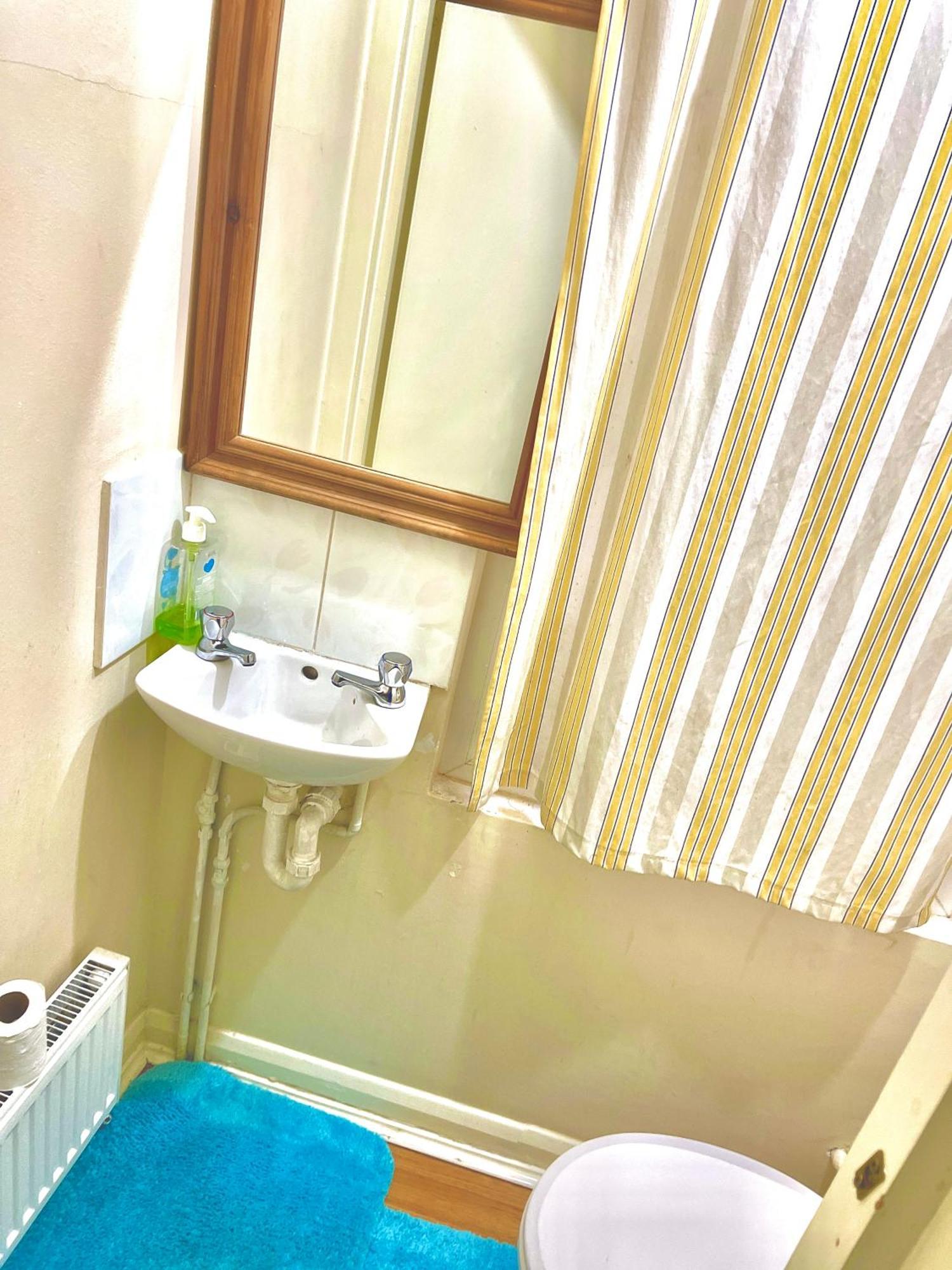 Gazde/Camere de închiriat Comfy Double Bedroom With A Private Toilet Londra